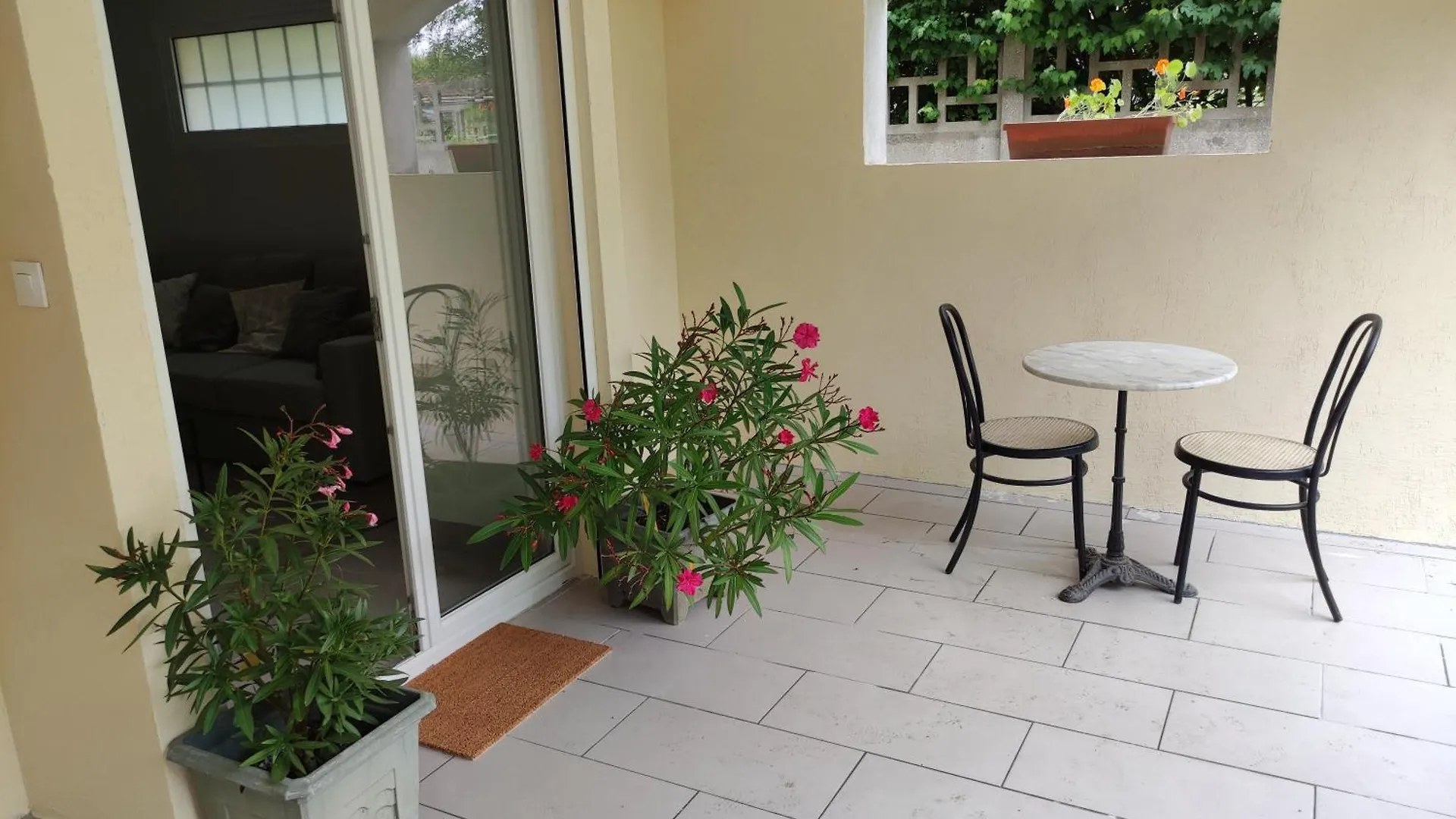 Deux Pieces Calme Sur Jardin Apartment Valenton