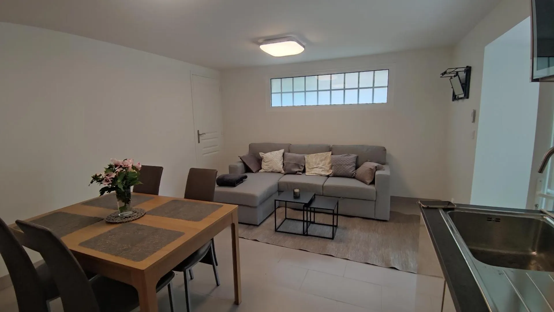 Deux Pieces Calme Sur Jardin Apartment Valenton