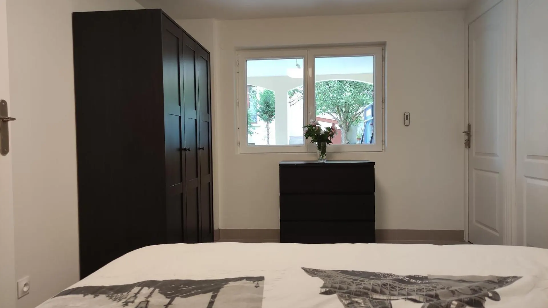 Apartment Ferienwohnung Deux Pieces Calme Sur Jardin Valenton Frankreich